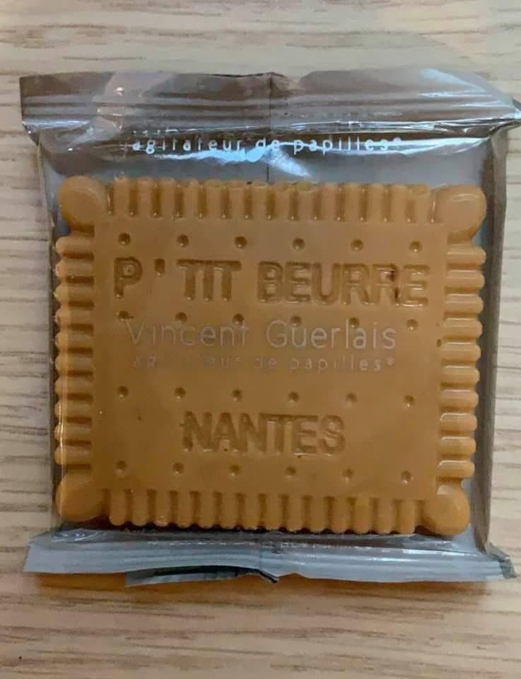 Le petit beurre symbolise le temps qui passe ,comme il peut être mangé n’importe quand dans la journée.
52 petites dents  Pour 52 semaines 
4 coins pour 4 saisons 
24 petits trous pour 24 heures de la journée 
Sa taille de 7 cm représente 7 jours de la semaine.