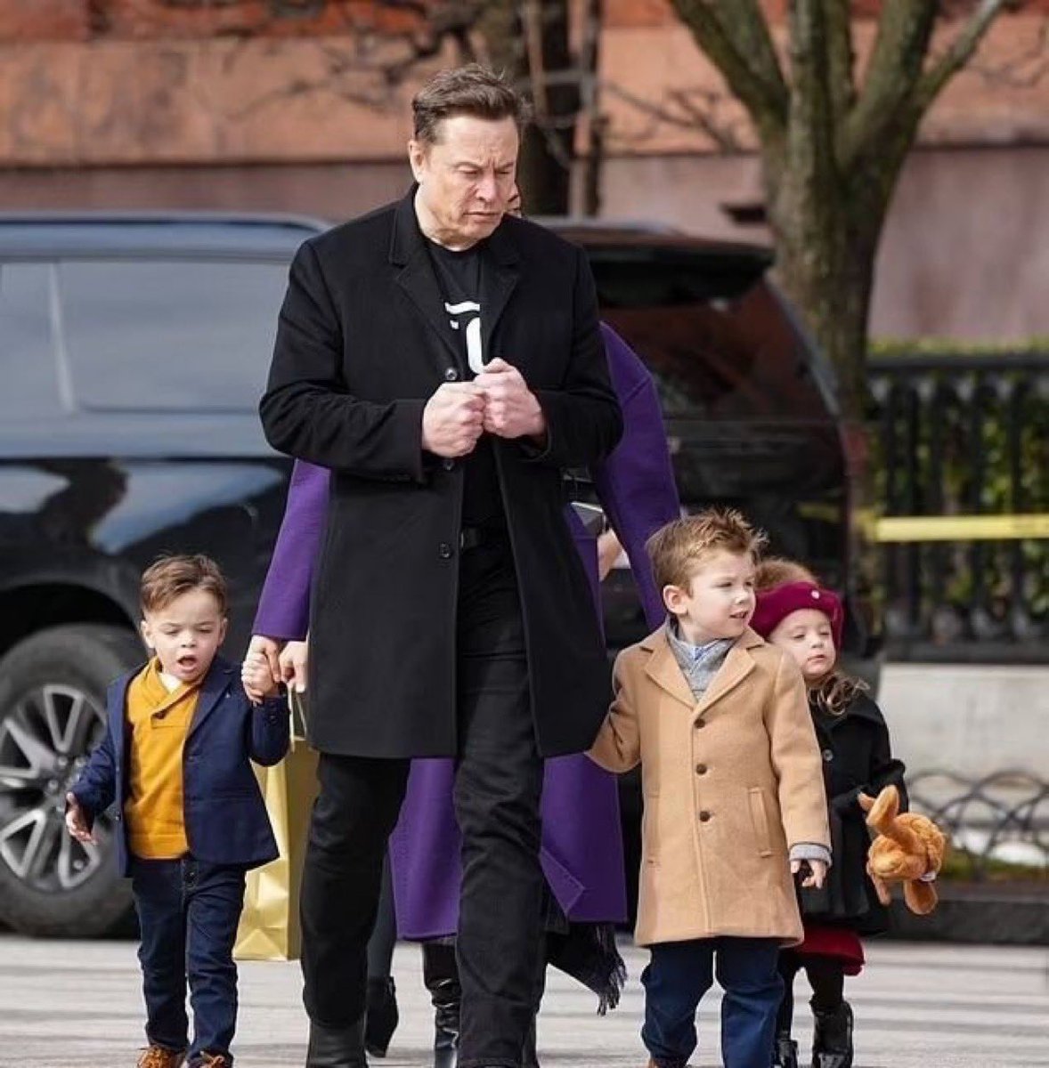 MuskElon3312's tweet image. Can u say Hi to my kids please?

 It would make their day.