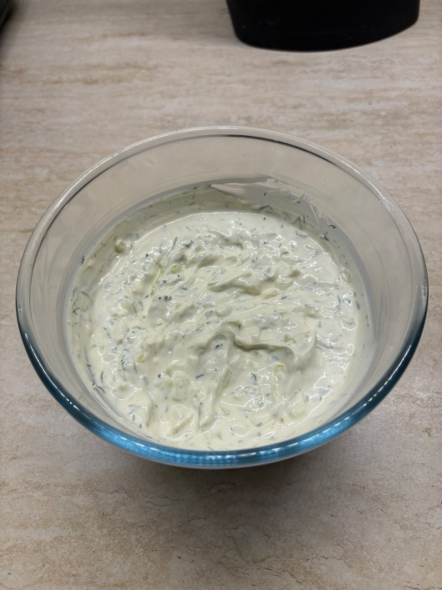 Moja prva domaća Tzatziki salata. Jedino nisam imao vinsko sirće od belog grožđa već od crnog. 🥰😋
🇬🇷🌯