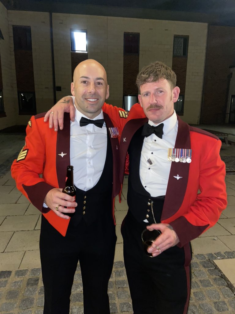 RJS1321's tweet photo. Two absolute legends dine out 🟦 

#TheParachuteRegiment 
#Airborne 
#Legends
#Bloodclot https://t.co/BYg3LeDirV