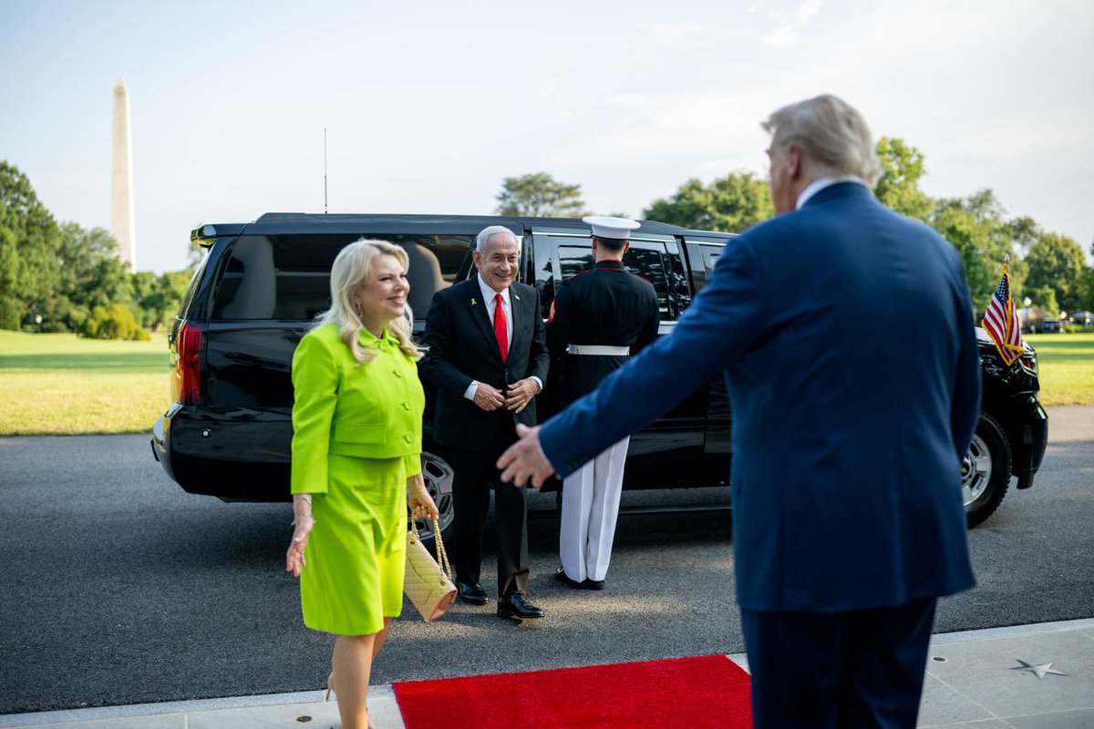 להלביש את שרה נתניהו בחליפה בצבע ירוק קרמיט זו רמה מאוד גבוהה של דאחקה 

כל הכבוד לסנדרה רינגלר על עוד מפגן חוסר מודעות משגע (למה שרה שם בעצם?)