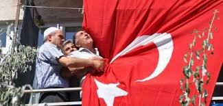 “bayrağa selam veriyordun,
şimdi bayrağın asıldı, oğlum!”