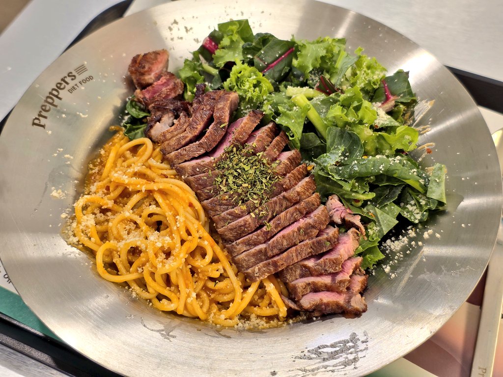 gomdol_cookie's tweet photo. 📍혜화 프레퍼스 
4출에 새로생긴 다이어트식 전문점🍽
고기랑 파스타양이 진짜 많음! 🤤🤤🤤
로제는 살짝 매콤~ 다이어트식같지 않고 ㄹㅇ 속세의맛임... 맛있고 매장도 크고 넓어서 또갈의향 있을유!!! 20일까지 오픈기념으로 천원할인 행사 하는중이니까 관심잇으면 가보시길 추천드림다~ https://t.co/fW8iDw83CA