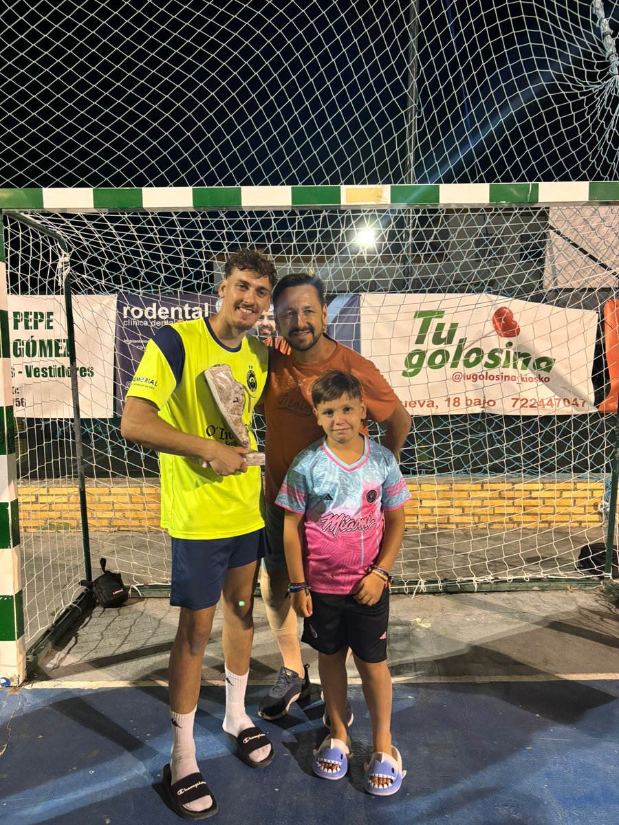 🪨Bota de piedra 2025

Jose Robles se convierte en el mejor jugador del Memorial con una demostración física y táctica en los cinco partidos, además de poner varios goles y asistencias para hacer a su equipo campeón.

#pasionporgilena #PasionPorElFutsal