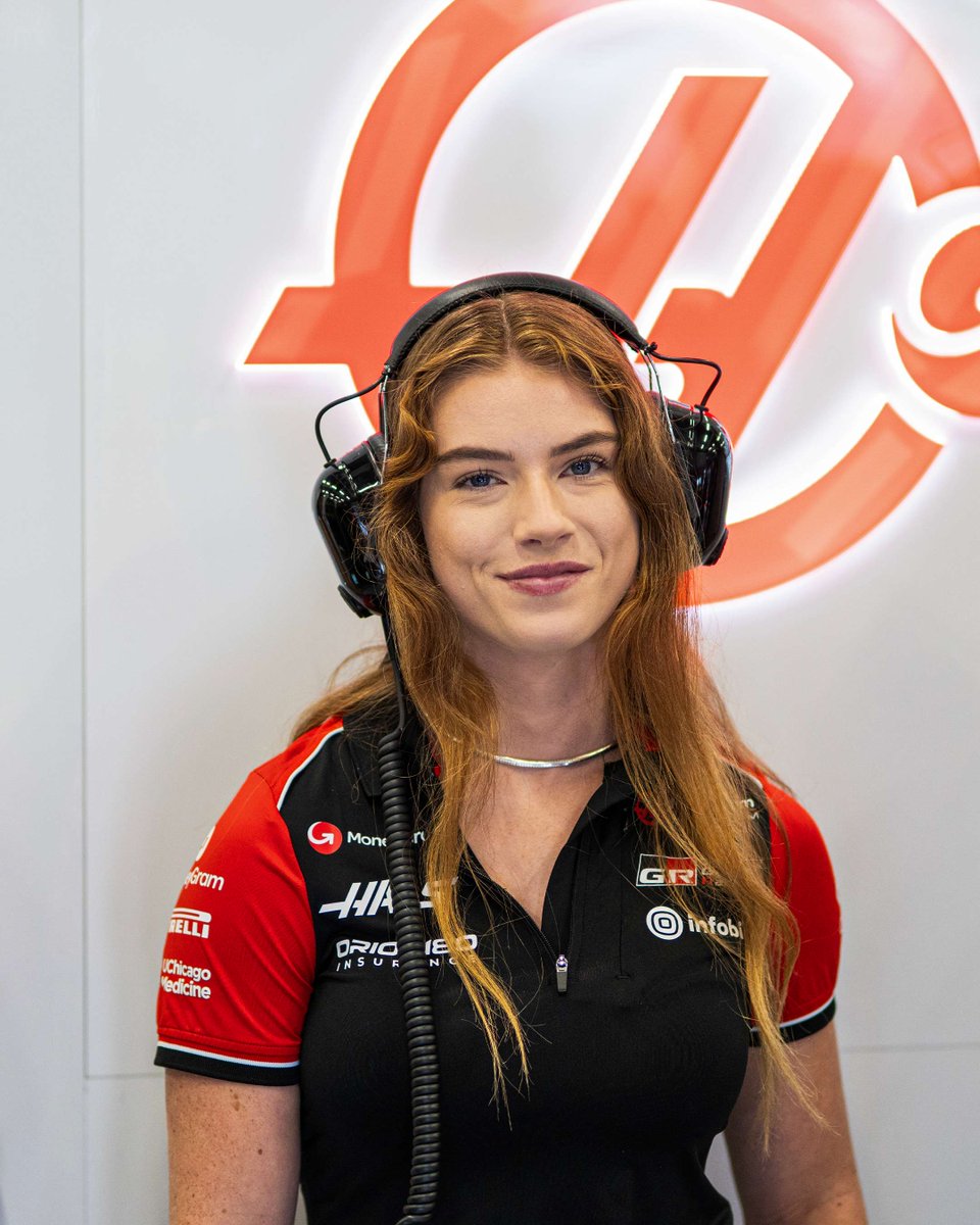 HaasF1Team's tweet image. No racing for Courtney this weekend, but great having her with us at Silverstone! 😁🇬🇧

Thanks for making the trip over Courtney! 🙌🇬🇧

#HaasF1 #F1 #BritishGP | @Courtneycrone98