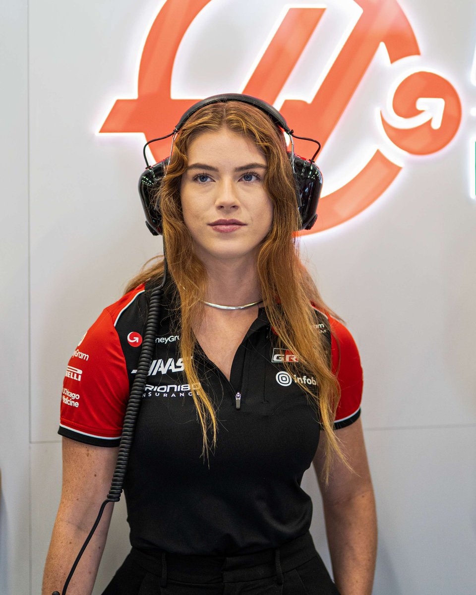 HaasF1Team's tweet image. No racing for Courtney this weekend, but great having her with us at Silverstone! 😁🇬🇧

Thanks for making the trip over Courtney! 🙌🇬🇧

#HaasF1 #F1 #BritishGP | @Courtneycrone98
