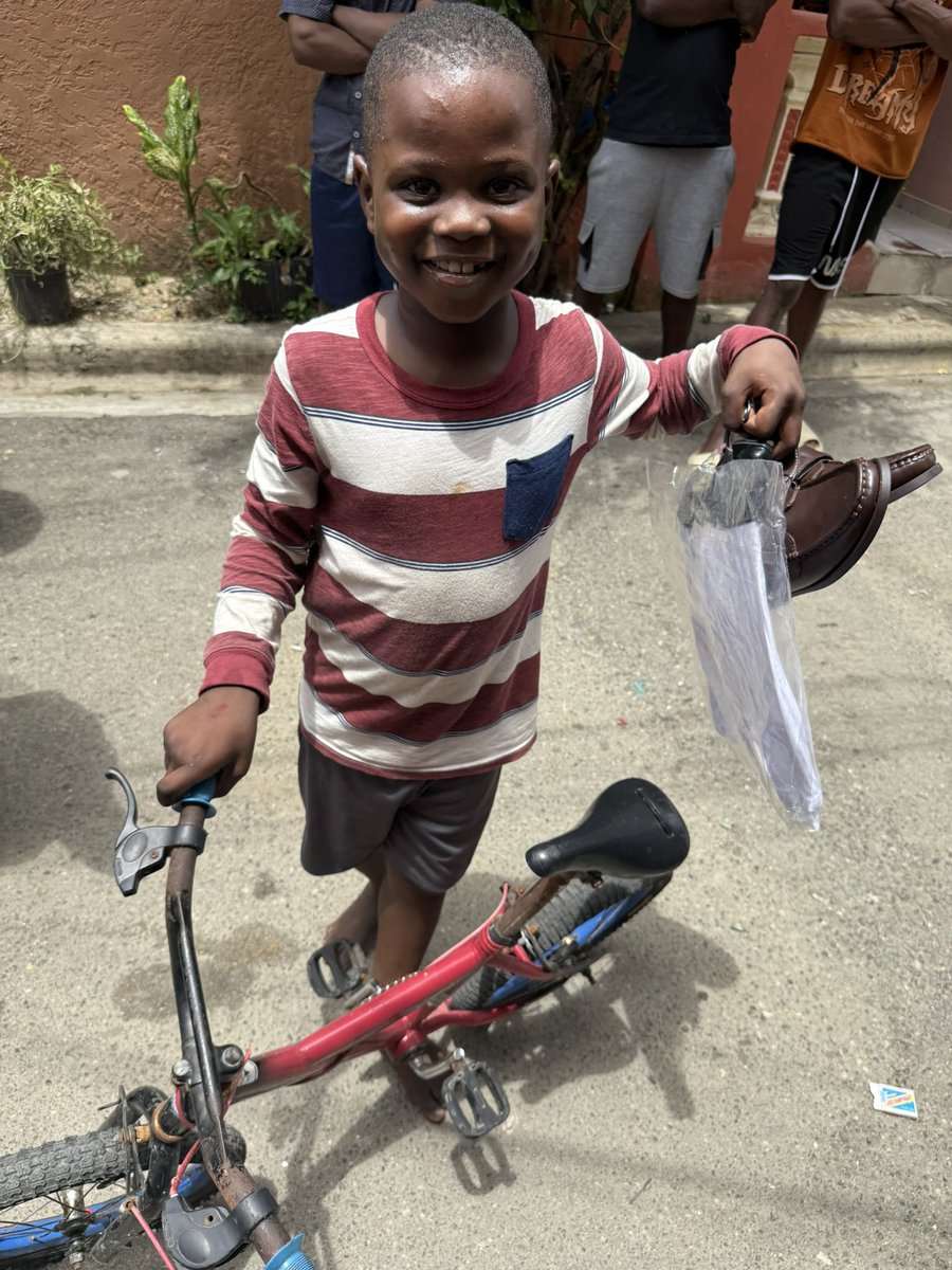 fudomems's tweet photo. Domingo 6. 07. 2025, realizamos nuestra distribución de ropas, calzados, Pampers, ropa interior para damas, caballeros y niños en el barrio “ El Muro de la Vergüenza “ en el sector de los Mameyes, Santo Domingo esté. Patrocinador @gruporamosrd agradecemos su apoyo 🙏 https://t.co/SGm4o8slXg