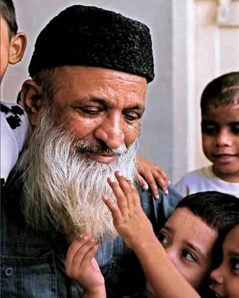 8 جولائی " یوم وفات عظیم پاکستانی ، ہمارے ہیرو عبد الستار ایدھی"
زندگی میں نہ کوئی تقریر کی, نہ کوئی تبلیغ کی, نہ گلے پھاڑ پھاڑ کر نفرتوں کے درس دئیے, نہ کوئی سیاسی پارٹی بنائی, نہ گارڈز کے ساتھ بڑی گاڑیوں سے اُتر کر مذہب کو بیچا, نہ کوئی فتوے دئیے, نہ مُرید, نہ گدیاں, نہ چادراں,