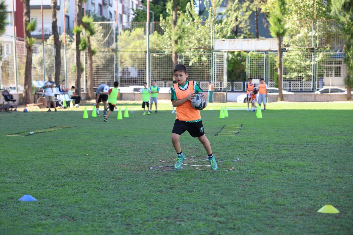 Yaz kursları kapsamında düzenlediğimiz futbol eğitimleri, hem ailelerden hem de minik sporseverlerden büyük ilgi görüyor. ⚽

Alanında uzman antrenörler eşliğinde verilen eğitimlerde çocuklar, futbolun temel tekniklerini öğrenmenin yanı sıra takım ruhunu da deneyimliyor.