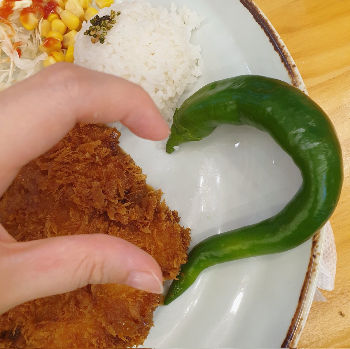 돈까스 먹으러 왔는데 뭔가 영문을 모르겠는 비범한 고추가 가니쉬로 나와서
어째야될지 모르겠어서 일단 하트 함
