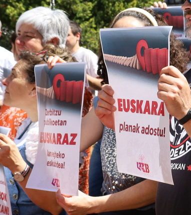 LAB Zerbitzu Publikoak (@labpublikoa) on Twitter photo 🔴 Oldarraldiari erantzuteko eta administrazioaren euskalduntzean jauzi egiteko, mobilizazioak eta ekimenak bultzatuko ditu <a href="/labsindikatua/">LAB SINDIKATUA</a>-k udazkenean 
👉🏼 #oldarraldia geratzeko eta administrazioen euskalduntzean jauzi egiteko
🔗 labur.eus/bqc8fdbr
#euskara #euskarafobia 🔴 Oldarraldiari erantzuteko eta administrazioaren euskalduntzean jauzi egiteko, mobilizazioak eta ekimenak bultzatuko ditu <a href="/labsindikatua/">LAB SINDIKATUA</a>-k udazkenean 
👉🏼 #oldarraldia geratzeko eta administrazioen euskalduntzean jauzi egiteko
🔗 labur.eus/bqc8fdbr
#euskara #euskarafobia