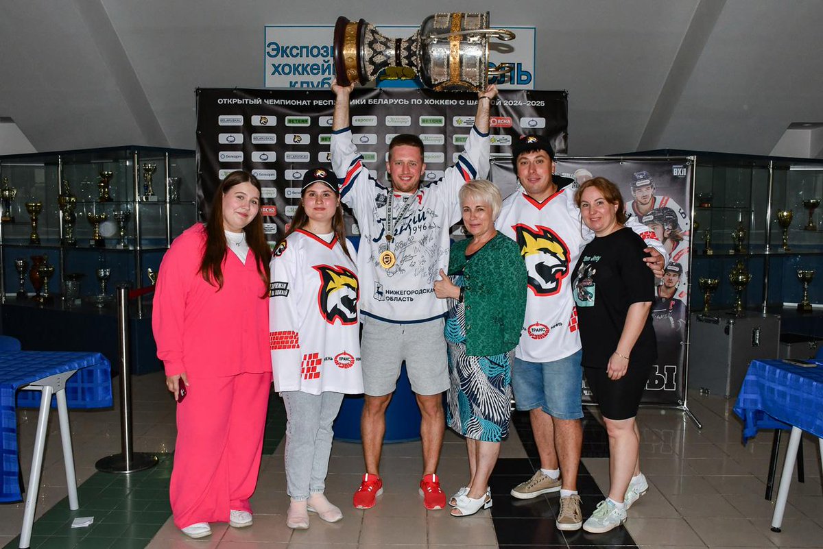 vhl_src's tweet image. Даниил Омелюсик и Владислав Кодола отвезли Кубок Чемпиона России в Беларусь