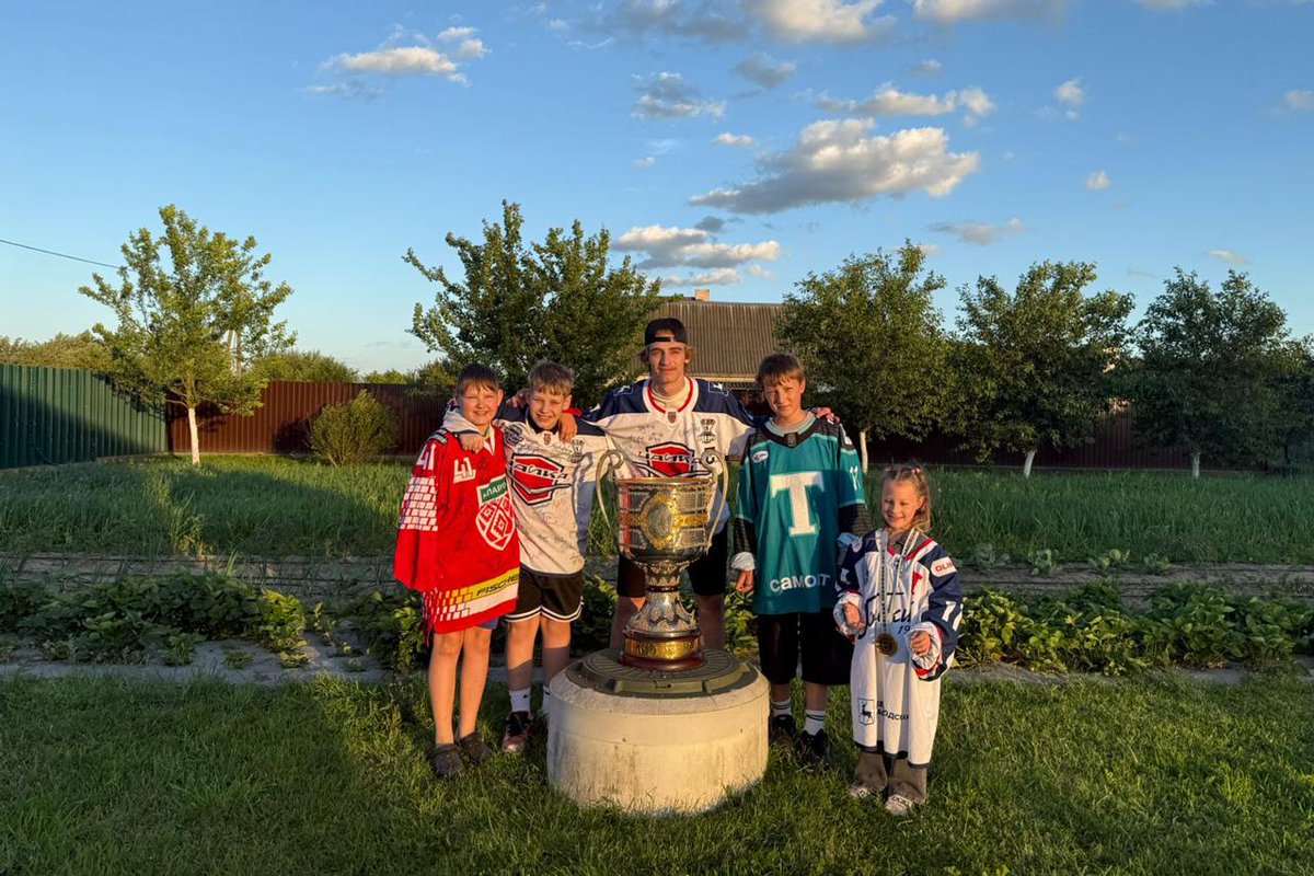 vhl_src's tweet image. Даниил Омелюсик и Владислав Кодола отвезли Кубок Чемпиона России в Беларусь