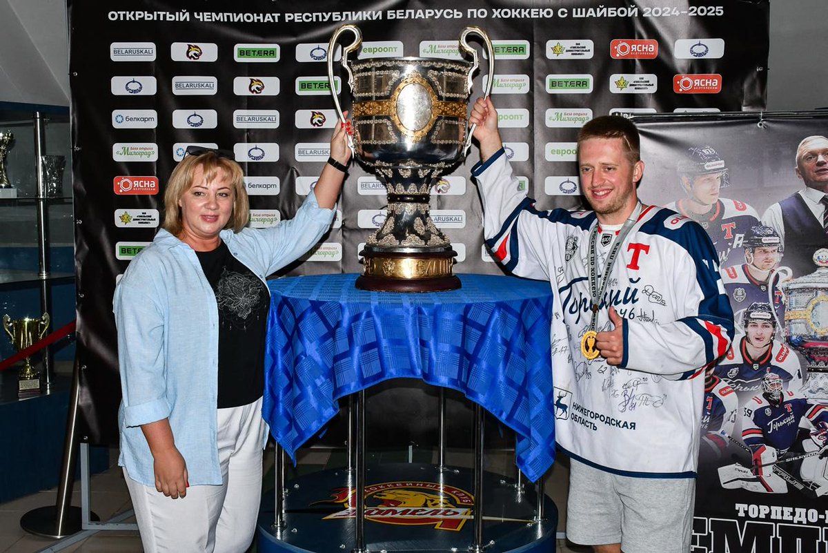 vhl_src's tweet image. Даниил Омелюсик и Владислав Кодола отвезли Кубок Чемпиона России в Беларусь