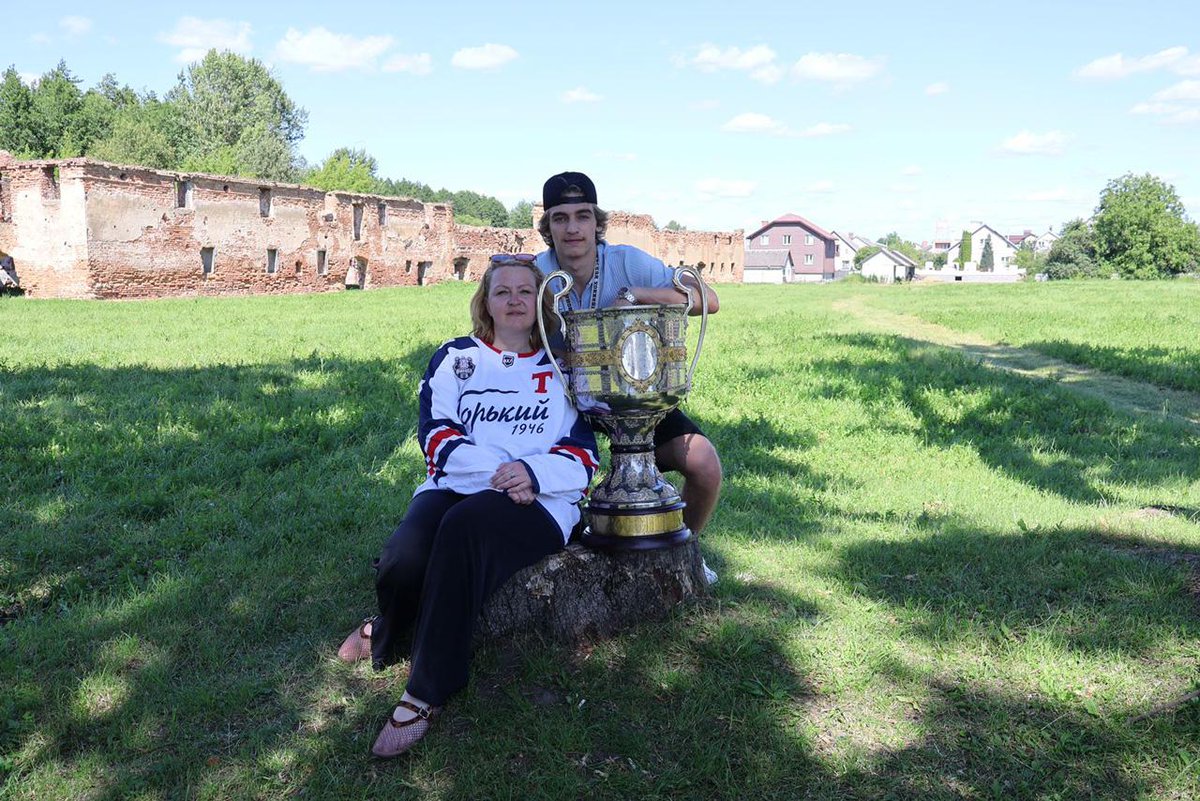 vhl_src's tweet image. Даниил Омелюсик и Владислав Кодола отвезли Кубок Чемпиона России в Беларусь