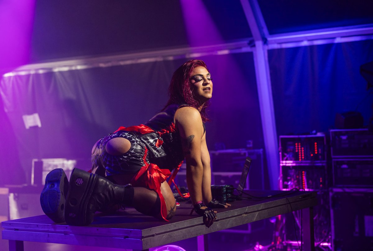 atlantic_pride's tweet photo. Latina, irreverente e poderosa 💥 La Kristhofer veu disposta a prender lume ao escenario cun set vibrante e diverso que foi dende a guaracha ata o neoperreo. https://t.co/YfC5LjeFys