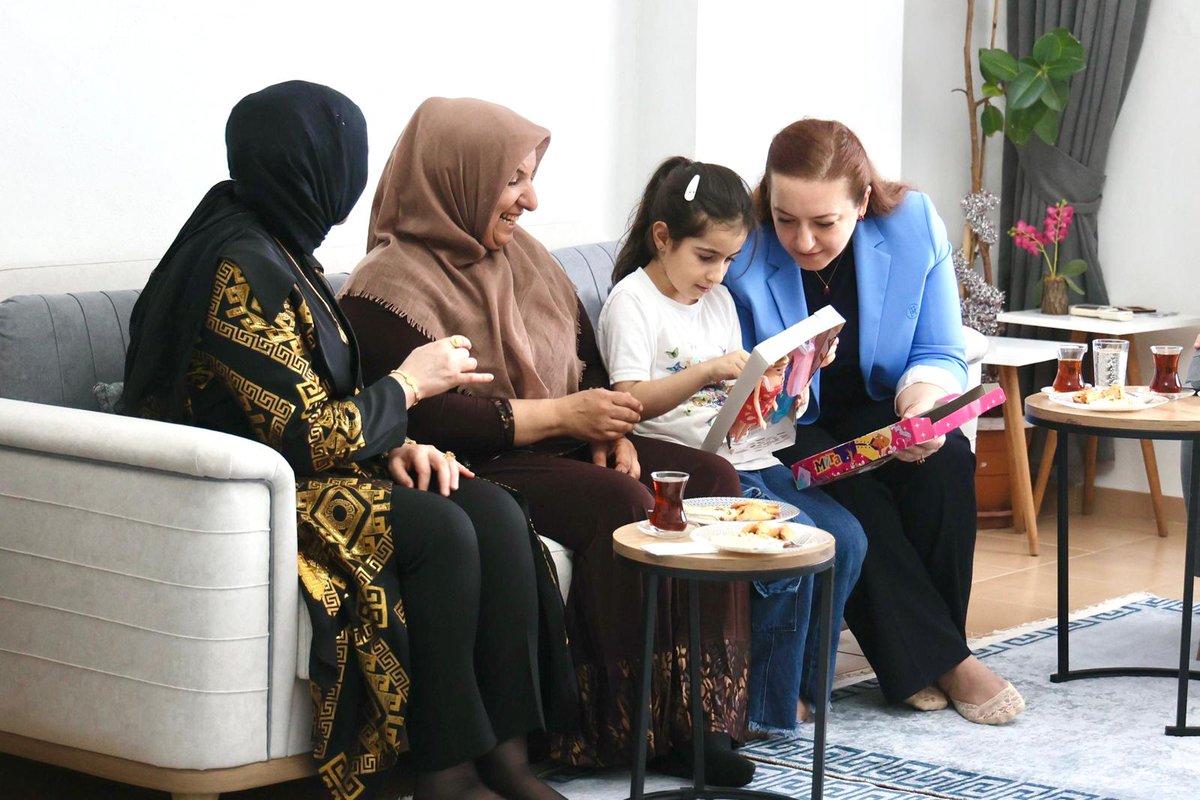 KiziltepeKymlk's tweet photo. KAYMAKAMIMIZ ABDULLAH ŞAHİN KIYMETLİ ŞEHİT AİLEMİZE ZİYARETTE BULUNDU

Kaymakamımız Abdullah ŞAHİN, eşi Emine ŞAHİN ve Kurum Müdürlerimiz ile birlikte Kahraman Şehidimiz Selim ALBAYRAK'ın kıymetli ailesini ziyaret etti. 

Kaymakamımız Abdullah ŞAHİN, kendileriyle hasbihal ederek çocuklarımızla yakından ilgilendi, her zaman Şehitlerimizin ve Gazilerimizin kıymetli ailelerinin yanlarında olduklarını belirtti.

@TC_icisleri
@iletisim
@jandarma
@tcailesosyal
@Mardin_Valiligi 

#mardin #kızıltepe #kızıltepekaymakamlığı #kaymakam #abdullahsahin