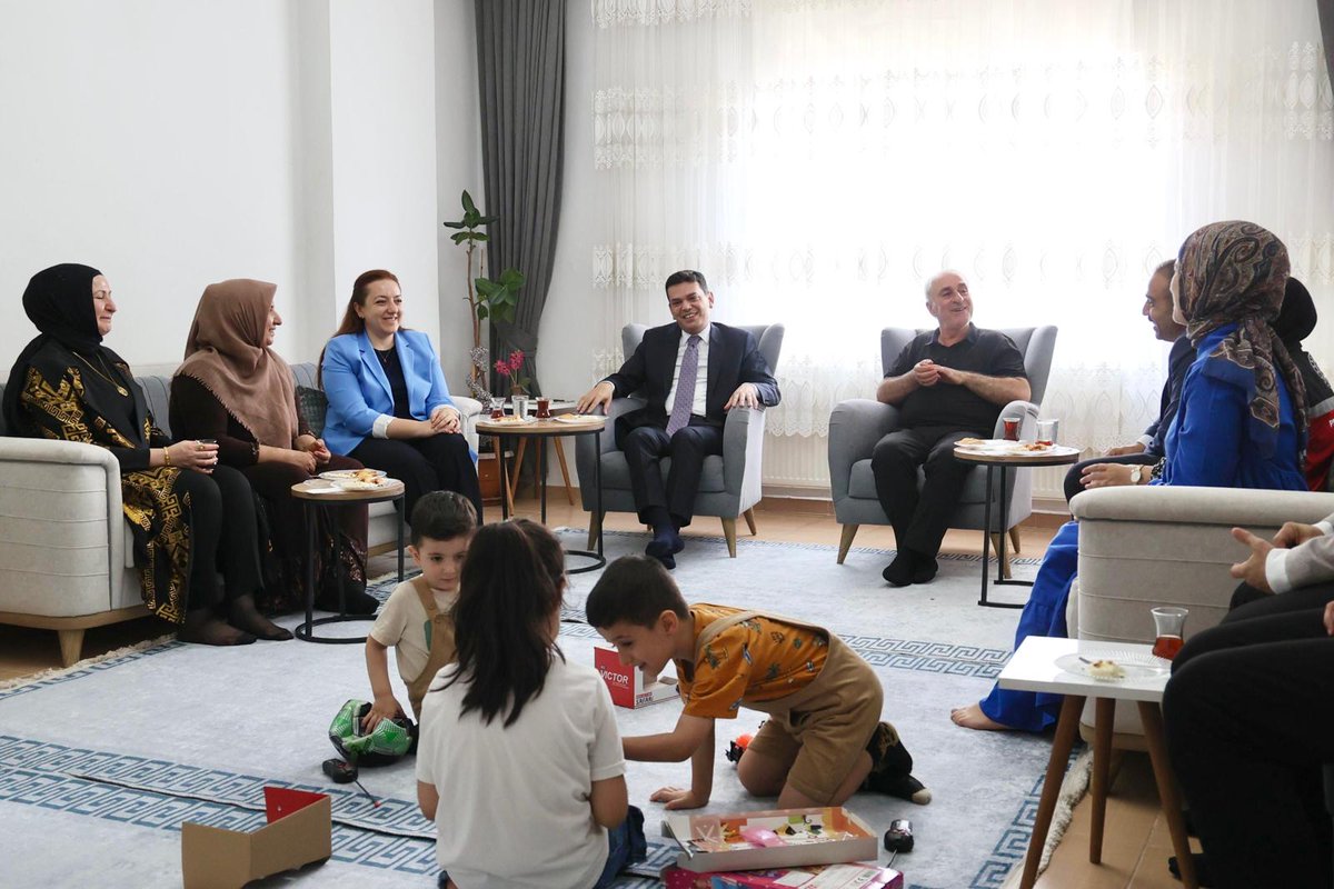 KiziltepeKymlk's tweet photo. KAYMAKAMIMIZ ABDULLAH ŞAHİN KIYMETLİ ŞEHİT AİLEMİZE ZİYARETTE BULUNDU

Kaymakamımız Abdullah ŞAHİN, eşi Emine ŞAHİN ve Kurum Müdürlerimiz ile birlikte Kahraman Şehidimiz Selim ALBAYRAK'ın kıymetli ailesini ziyaret etti. 

Kaymakamımız Abdullah ŞAHİN, kendileriyle hasbihal ederek çocuklarımızla yakından ilgilendi, her zaman Şehitlerimizin ve Gazilerimizin kıymetli ailelerinin yanlarında olduklarını belirtti.

@TC_icisleri
@iletisim
@jandarma
@tcailesosyal
@Mardin_Valiligi 

#mardin #kızıltepe #kızıltepekaymakamlığı #kaymakam #abdullahsahin