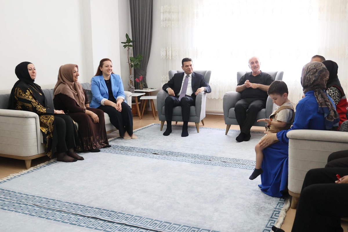 KiziltepeKymlk's tweet photo. KAYMAKAMIMIZ ABDULLAH ŞAHİN KIYMETLİ ŞEHİT AİLEMİZE ZİYARETTE BULUNDU

Kaymakamımız Abdullah ŞAHİN, eşi Emine ŞAHİN ve Kurum Müdürlerimiz ile birlikte Kahraman Şehidimiz Selim ALBAYRAK'ın kıymetli ailesini ziyaret etti. 

Kaymakamımız Abdullah ŞAHİN, kendileriyle hasbihal ederek çocuklarımızla yakından ilgilendi, her zaman Şehitlerimizin ve Gazilerimizin kıymetli ailelerinin yanlarında olduklarını belirtti.

@TC_icisleri
@iletisim
@jandarma
@tcailesosyal
@Mardin_Valiligi 

#mardin #kızıltepe #kızıltepekaymakamlığı #kaymakam #abdullahsahin