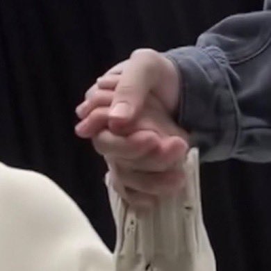 jimininki de tatlı hos falan ama bn jungkookun tutusuna geberiyorum kizlar yaa 😭