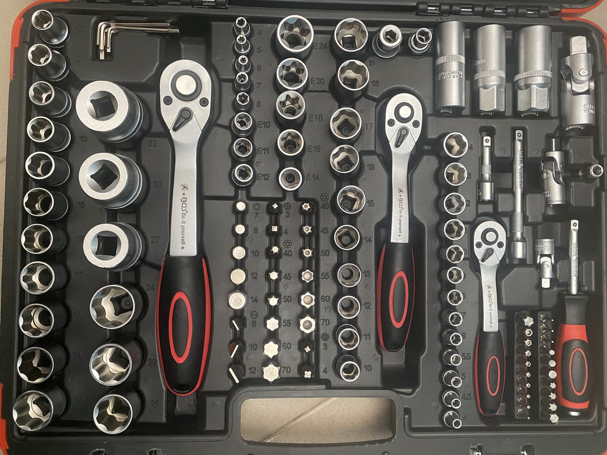 diaotech's tweet photo. Mallette complète de plus de 170 pièces : douilles, cliquets, embouts Torx, Allen, rallonges, etc.

✔️ Qualité professionnelle – Acier Chrome Vanadium
✔️ Idéal pour mécanique auto, atelier, maintenance
✔️ Rangement pratique en valise rigide

📞 Contact : 774746751
@ccbmind https://t.co/DmG2rJgyna