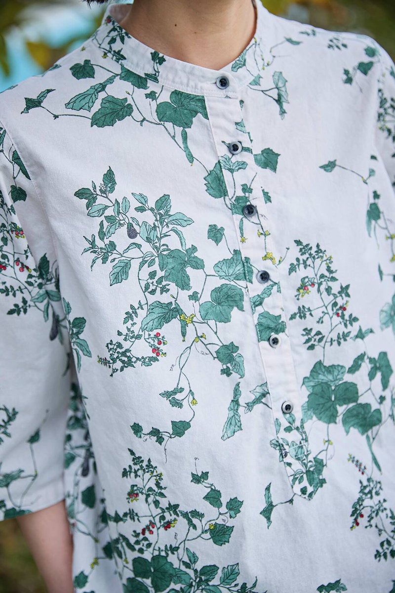 一見、さわやかボタニカル柄のシャツ。よく見るとミニトマト・ナス・キュウリが描かれている、話のタネにもおいしい夏トップスが旬です。

◇サニークラウズ　夏野菜シャツ〈レディース〉
⇒felissimo.co.jp/sunnyclouds/70…