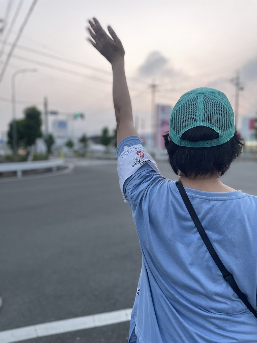 【選挙戦6日目】

豊川市、田原市での街頭演説。

灼熱のなか足を止め、励まし、
声が枯れるほど名前を呼んでくださる皆さま。
胸が震える思いでした。

想いは、きっと届く。
だからまた、明日も前へ。

#安江のぶお #参院選2025 #愛知選挙区