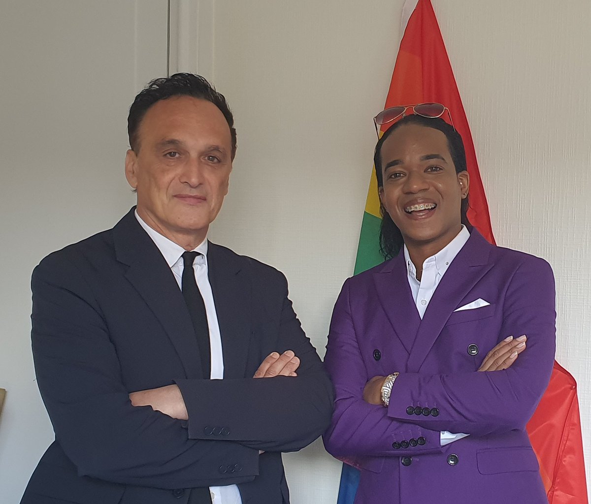 Jean-Marc Berthon (@berthonjeanmarc) on Twitter photo Heureux de recevoir à Paris l'avocat <a href="/JeshuaBardoo/">Jeshua Bardoo</a>, acteur majeur désormais de la lutte pour le dépénalisation de l'homosexualité à Saint Vincent-et-les-Grenadines et dans les 5 autres Etats des Caraïbes qui criminalisent encore. Je l'ai assuré du plein soutien de la France. Heureux de recevoir à Paris l'avocat <a href="/JeshuaBardoo/">Jeshua Bardoo</a>, acteur majeur désormais de la lutte pour le dépénalisation de l'homosexualité à Saint Vincent-et-les-Grenadines et dans les 5 autres Etats des Caraïbes qui criminalisent encore. Je l'ai assuré du plein soutien de la France.