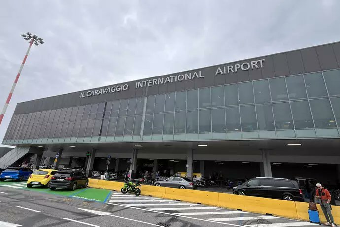 TV2000it's tweet photo. #NEWS - 🔴#Bergamo, dramma in #aeroporto: un uomo risucchiato dal motore di un #aereo, voli sospesi a #Orio al Serio
L'incidente si è verificato sulla via di rullaggio. Le cause sono in corso di accertamento da parte delle forze dell'ordine
#8luglio https://t.co/lXk3YJC9qT