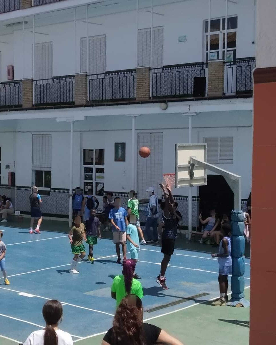 CEAR_Andalucia's tweet image. 🏀 Cerramos el curso con deporte e inclusión en el #ColegioGaona de #Málaga. Personas acogidas de todas las edades disfrutaron de una jornada, donde el baloncesto brilló.
💚¡Gracias por invitarnos a celebrar la diversidad y la inclusión a través del deporte!