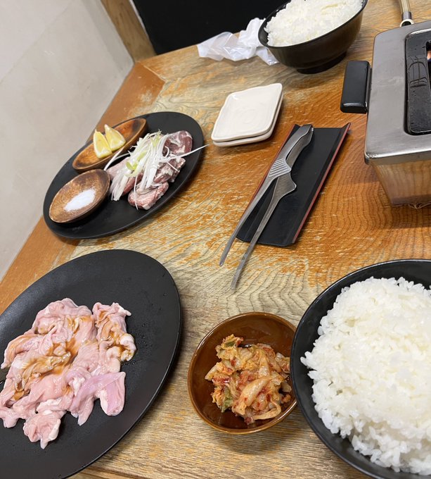 朝から親父の職場の草刈りをして来たのでホルモンを奢って貰う息子であった 