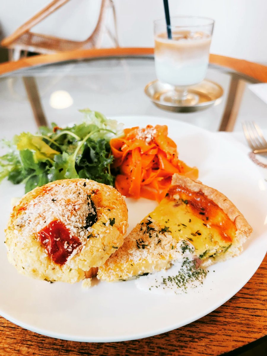 UNICORN_MIWA's tweet image. おしゃれなランチ🍳
かなり迷ってさっぱりめのメニューにしちゃいました。
どれもおいしそうでした!
サイジャとタイツで
こんなロマンティックなソファーに座るの、なんだかおもしろいですよね。
最近は、スカートは履かずに走りがちです。
外は暑くて、カフェラテで涼みました☕
#ロードバイク