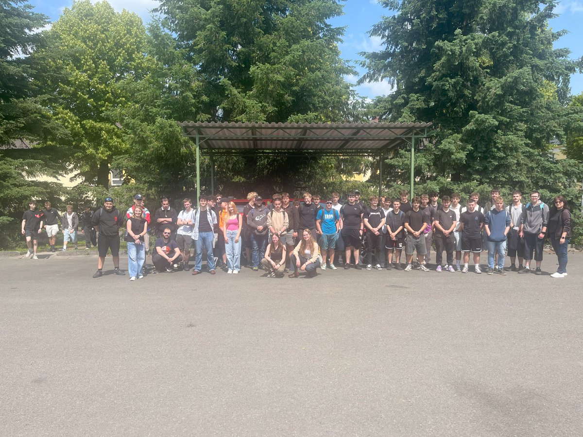jagello2000's tweet image. Čím se liší @zuhzscr od běžných hasičů? Vyjíždí, když běžná technika nestačí.
Třeba i v zahraničí. Najdete u nich vyprošťovací tank, obojživelná vozidla nebo dekontaminační techniku. To vše si mohli zblízka i zevnitř prohlédnout studenti SPŠ a SOU Uničov, kteří ke konci školního…