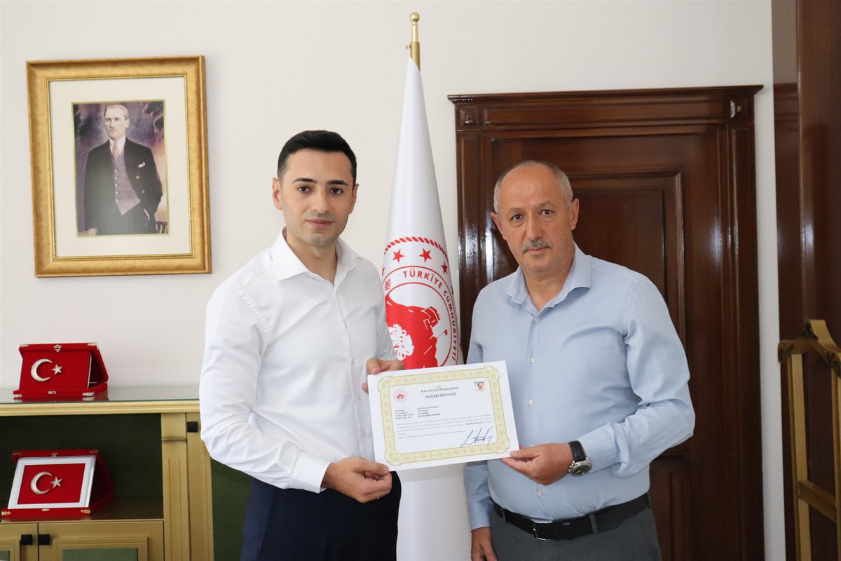 polatelikym's tweet photo. Kaymakamımız Sayın Salih Kaya, İlçe Milli Eğitim Şube Müdürüne Başarı Belgesi Verdi
https://t.co/vNhEDnhCgD https://t.co/oOTdondKU5