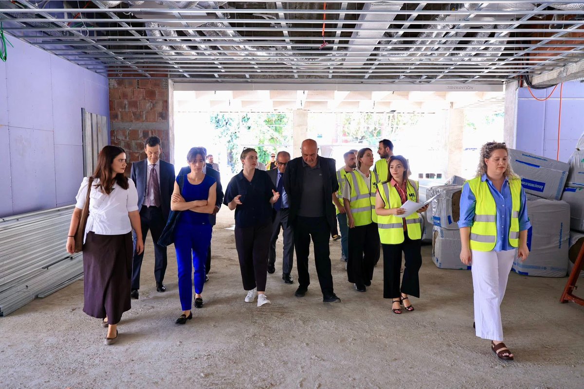 🎨 Në vijim të bashkëpunimit për fuqizimin e institucioneve të artit, delegacioni i MAXXI, ambasadori italian dhe përfaqësues të kulturës vizituan kantierin e rikonstruksionit të Galerisë Kombëtare🇮🇹🤝🇦🇱

💡Një muze modern, gjithëpërfshirës dhe me standarde ndërkombëtare!