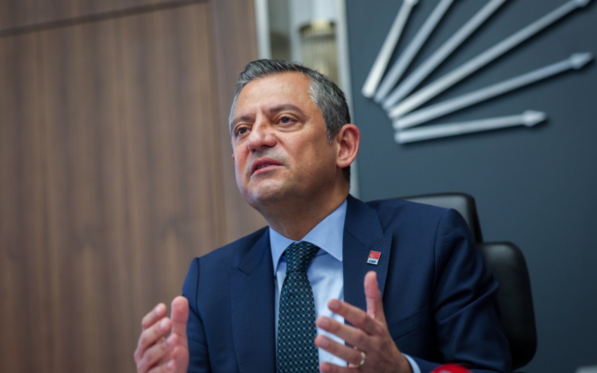 tcbuyuksehIr1's tweet photo. Özgür Özel, şehit asker Özkan Özkanlı'ın burs verdiği yetim çocuklara ulaştıklarını ve bursları CHP olarak kendilerinin üstlendiğini açıkladı. https://t.co/5HQ8ldRfqE