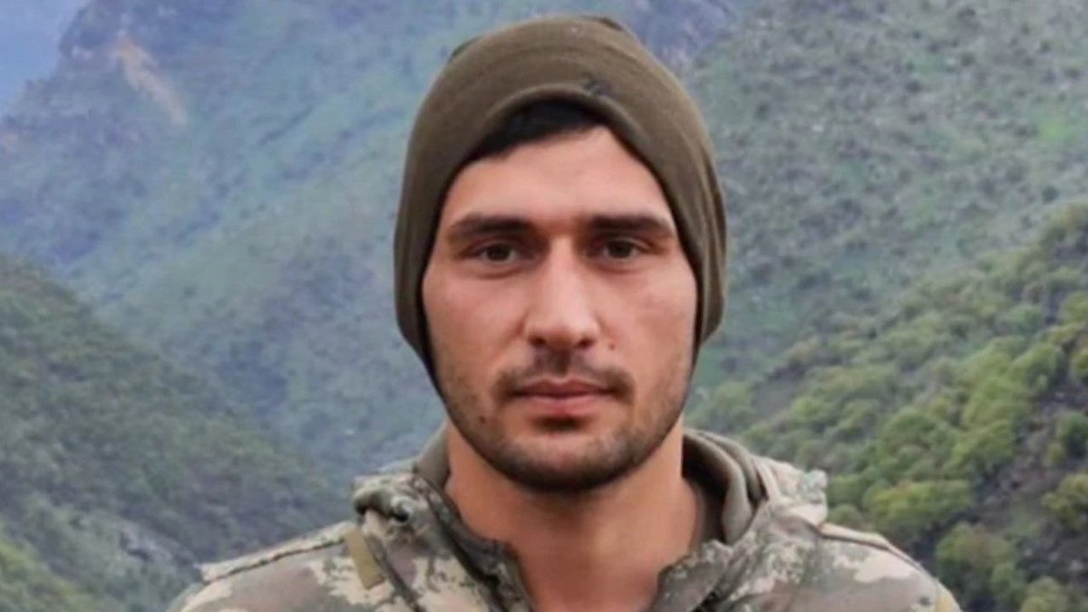 Özgür Özel, şehit asker Özkan Özkanlı'ın burs verdiği yetim çocuklara ulaştıklarını ve bursları CHP olarak kendilerinin üstlendiğini açıkladı.