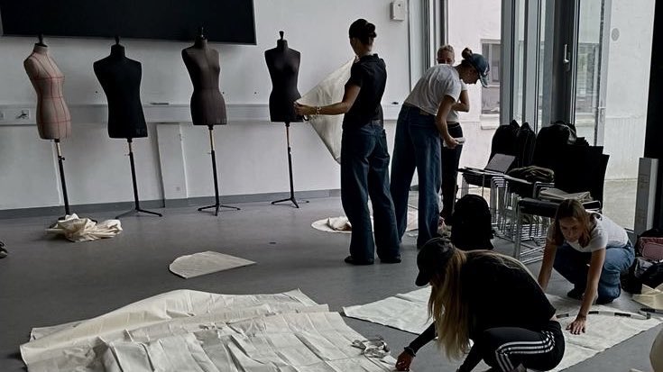 luiminus's tweet image. 📍 Vera Corp.

My mom invited me to visit our company today. It turns out she only wants me to get our newly designed dress (which has not been launched yet) to fit my size. 🤦🏻‍♀️ 

Oh, just how much I love my mom.