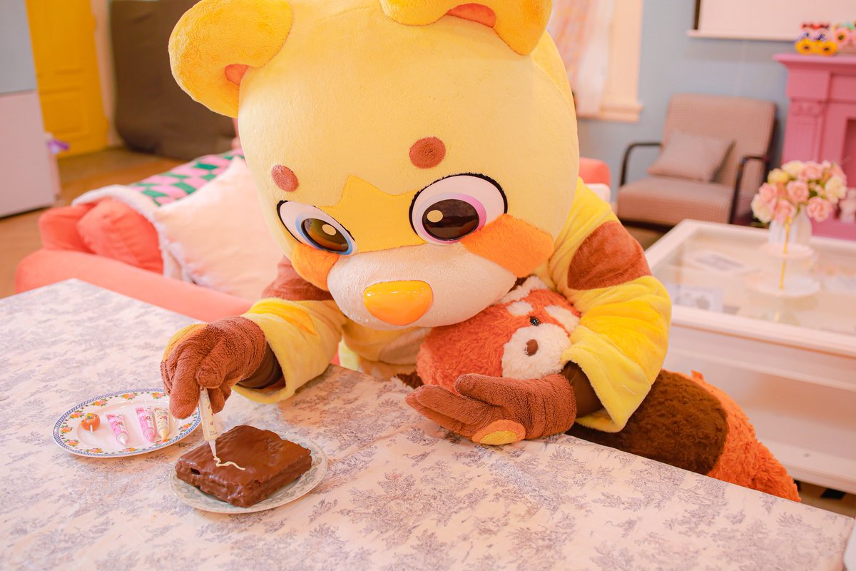 maro_snug's tweet image. 친구들! 잘 지내고 있냐로?🧸
오늘은 마로가 집에 온 지 4주년 되는 날이래로-!4️⃣💕🍫🎂
시간이 참 빠른거 같다로🐻
날씨가 요즘 매우 더운데 
친구들 온열질환 안걸리게 
충분히 휴식을 취하고 수분을 틈틈히 충전하자로🧊🥤

#마로 #MARO #4주년 #4th #행복하자 #사랑해 #❤️ #🐻 #🧸