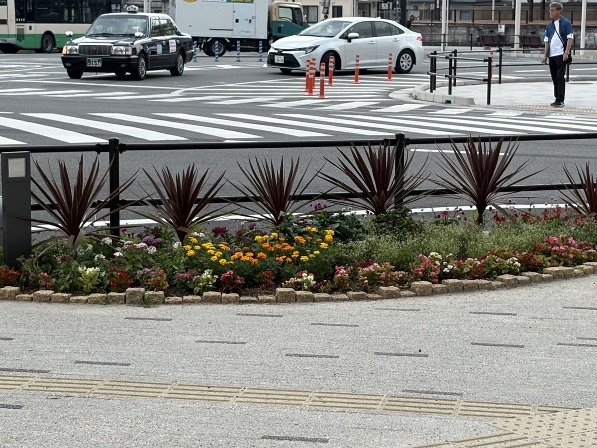 kisoemon1's tweet image. 安倍さんの命日、3年目にして石川県から大和西大寺まで出向き安倍さんの遺影に献花してきた。そこにある花壇が倒れた場所と教えられ手を合わせたとき、涙が溢れ暫くは動けずにいた。安倍さんが描いた日本。我々はその思いを後世に繋げなければならない。