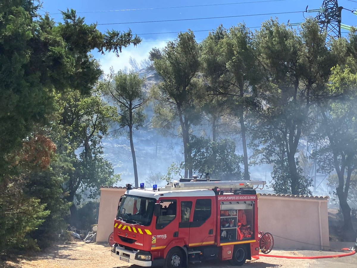 Pompiers13 tweet media