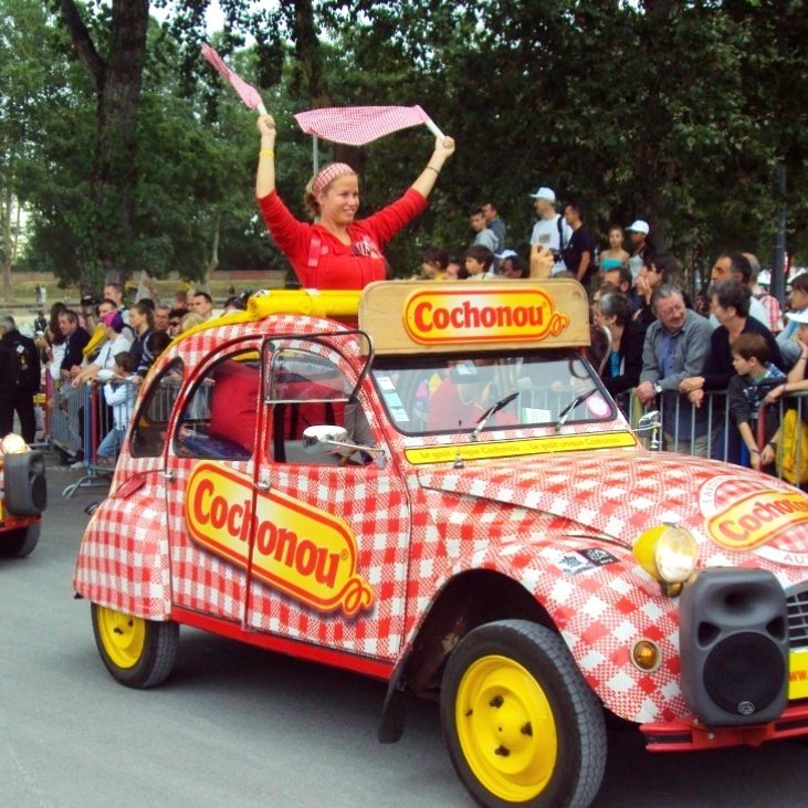 🐽🇫🇷 FLASH - Mathilde Panot veut désarmer la voiture Cochonou car elle risque de jeter des saucissons sur les spectateurs musulmans.