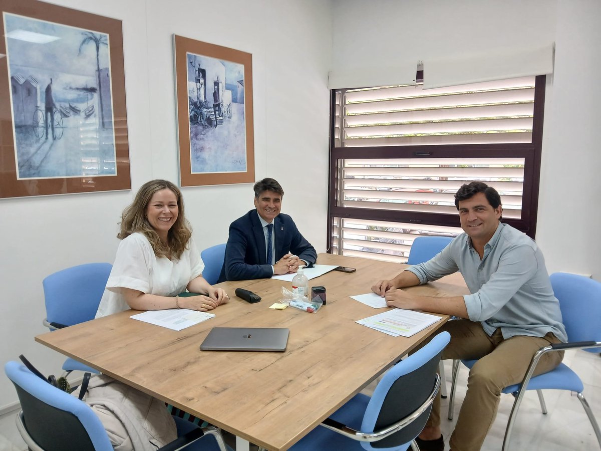 Andalucía Emprende (@aemprende) on Twitter photo 🤝 Nuestro director general, <a href="/daniescacena/">Daniel Escacena</a>, y Pilar Ramos, directora de Emprendimiento, se han reunido esta mañana con el director del <a href="/IAJuventud/">Instituto Andaluz de la Juventud</a>, Pedro A. Ramírez.
🔛 Han tratado temas del convenio de colaboración vigente.
🚀Seguimos impulsando a la juventud emprendedora. 🤝 Nuestro director general, <a href="/daniescacena/">Daniel Escacena</a>, y Pilar Ramos, directora de Emprendimiento, se han reunido esta mañana con el director del <a href="/IAJuventud/">Instituto Andaluz de la Juventud</a>, Pedro A. Ramírez.
🔛 Han tratado temas del convenio de colaboración vigente.
🚀Seguimos impulsando a la juventud emprendedora.