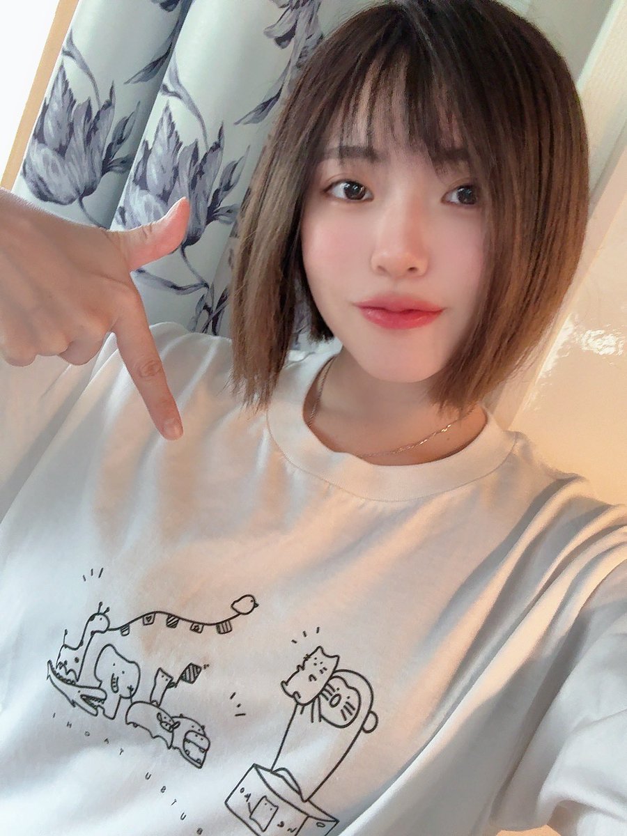 デザフェスでゲットした友達のTシャツ♡
夏はどうせ崩れるし化粧極力したく無いから日々すっぴんで過ごしてます🙋🏻‍♀️
すっぴん最高〜＼(^o^)／笑
女子力ないとか言われても知らん〜笑
それでも好いてくれる人が居るからそれで充分に幸せ💓
いつもおはようリプもありがとう！
みんな愛してるぞーっ！！