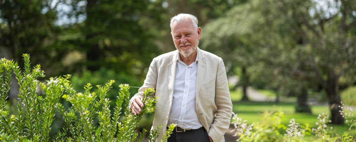 📚 Presentación: 'Citrus. A world history' <a href="/thamesandhudson/">Thames & Hudson</a> del prestigioso #botánico David Mabberley 
📅 Jueves 17 de julio | 19:00 h
📍 Biblio <a href="/RJBOTANICO/">REAL JARDÍN BOTÁNICO</a> 
👉🏽Presentación en inglés
🍋 Se servirá limonada fría a los asistentes
🎟️Entrada libre hasta completar aforo
#JardinEscrito
