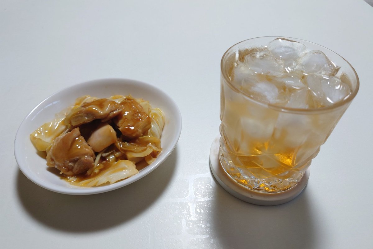 JvtGb3wzEestm19's tweet image. こんばんは✨
今日も暑かったですねー

熱中症に気を付けアメシロ駆除散布作業を頑張って来ました💪

晩酌タイムです
酒の肴は…
カツオのたたきをポン酢で頂きました
んめがったょー

小鉢は…
鳥のてりマヨ炒め🐓
えがった🎶

晩飯は…
我が家の冷やし素麺です
氷入りです🥶

んだばー
乾杯🍻✨🥃