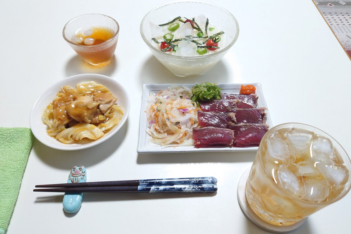 JvtGb3wzEestm19's tweet image. こんばんは✨
今日も暑かったですねー

熱中症に気を付けアメシロ駆除散布作業を頑張って来ました💪

晩酌タイムです
酒の肴は…
カツオのたたきをポン酢で頂きました
んめがったょー

小鉢は…
鳥のてりマヨ炒め🐓
えがった🎶

晩飯は…
我が家の冷やし素麺です
氷入りです🥶

んだばー
乾杯🍻✨🥃