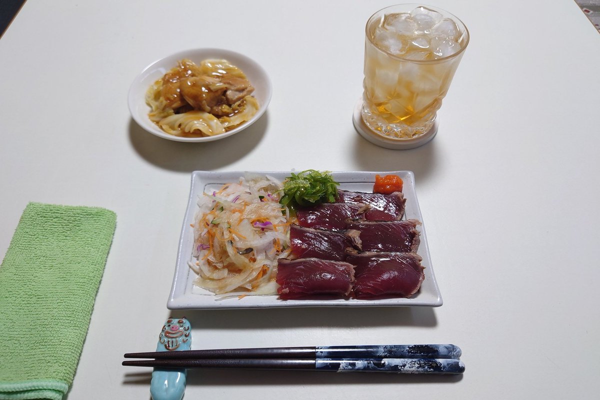 JvtGb3wzEestm19's tweet image. こんばんは✨
今日も暑かったですねー

熱中症に気を付けアメシロ駆除散布作業を頑張って来ました💪

晩酌タイムです
酒の肴は…
カツオのたたきをポン酢で頂きました
んめがったょー

小鉢は…
鳥のてりマヨ炒め🐓
えがった🎶

晩飯は…
我が家の冷やし素麺です
氷入りです🥶

んだばー
乾杯🍻✨🥃