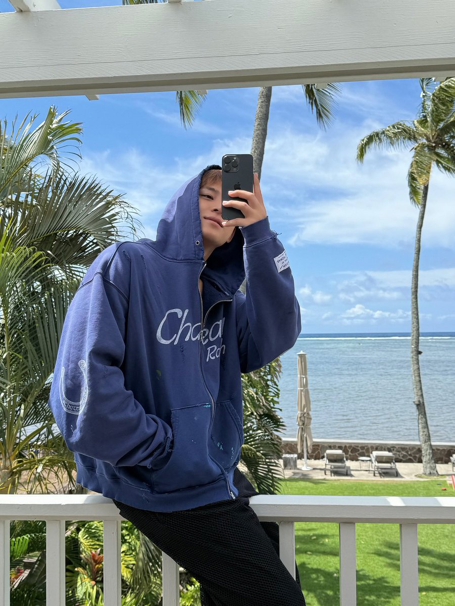 svtmingyz's tweet photo. Finding solace in the rhythmic whispers of the tide and the gentle caress of the sea breeze. A moment to breathe, reflect, and simply be, amidst the endless beauty of the horizon. https://t.co/xQADUgHcoy