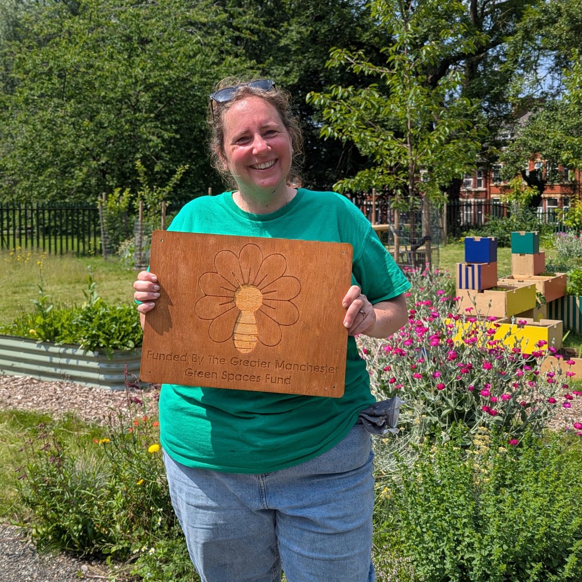 Huge congratulations to Claire and the entire SNUG team - they won the "Making Our Neighbourhoods Cleaner and Greener" award at the Manchester Be Proud Awards, for their amazing #GreenSpacesFund project in Crowcroft Park🐝 

#GMGreenCity